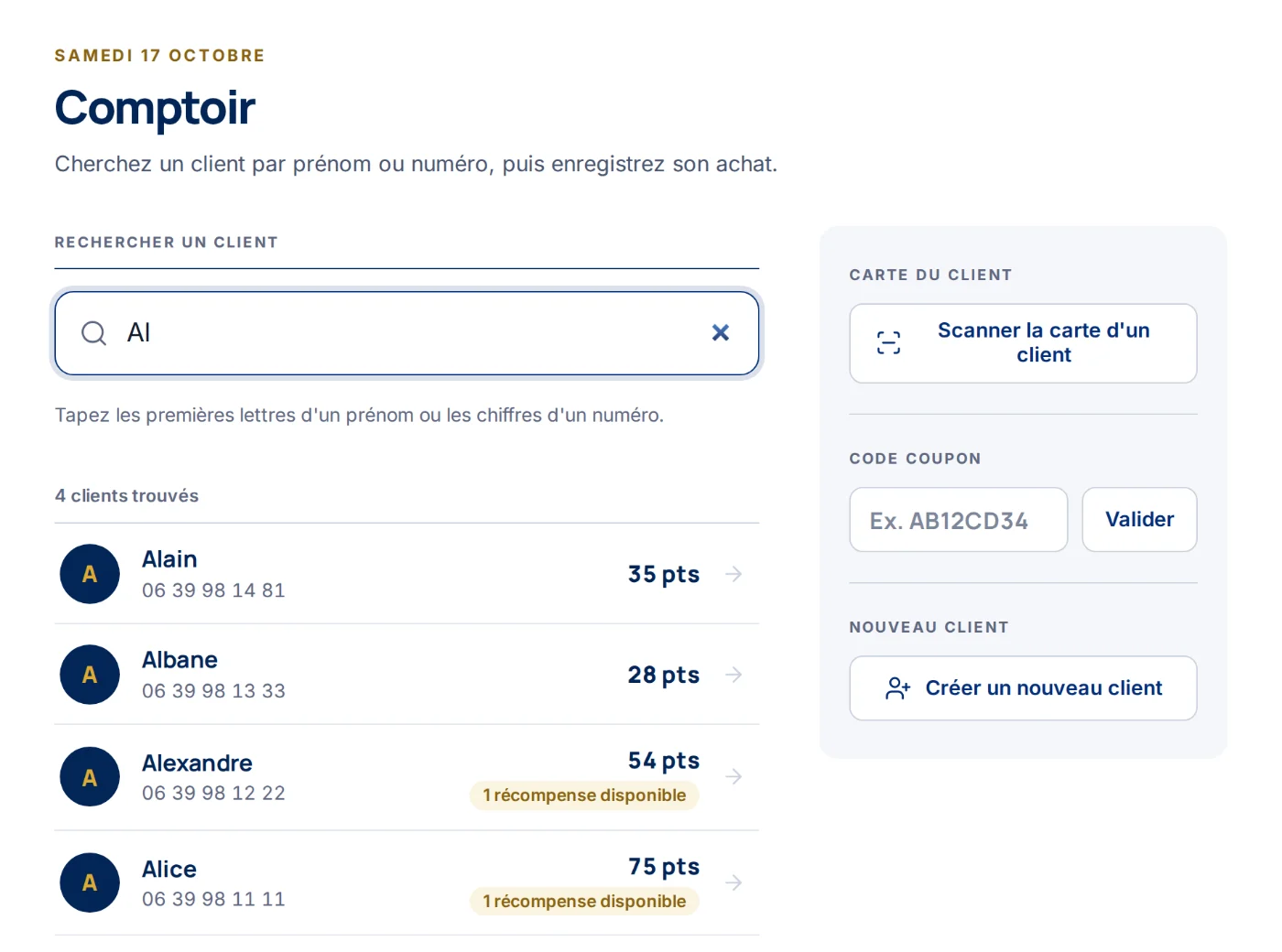 Comptoir : la recherche « Al » affiche Alain, Albane, Alexandre et Alice avec leur numéro, leurs points et les récompenses disponibles ; à côté, scanner la carte d'un client, saisir un code coupon ou créer un nouveau client